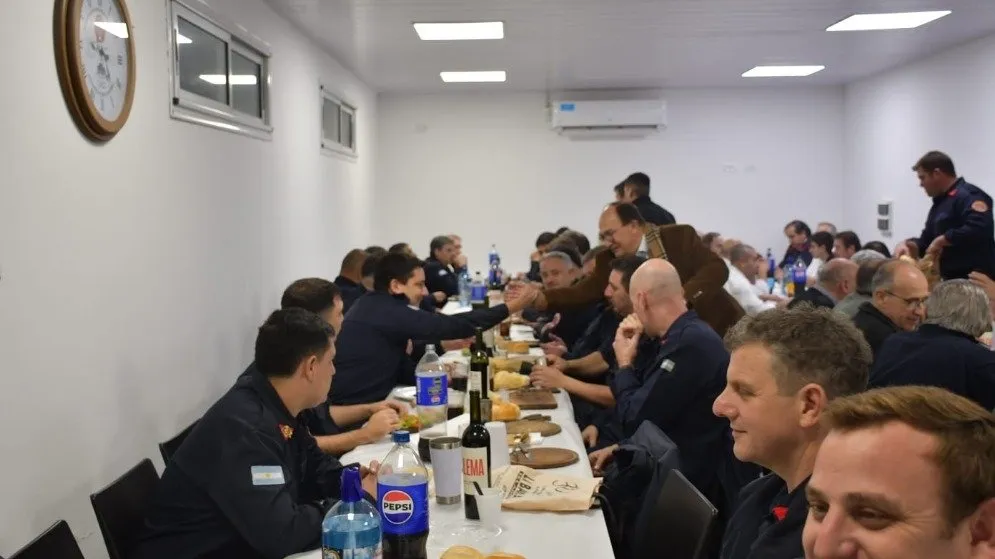 Cena por el Día de Bomberos 